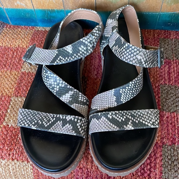 Universal Thread snake print sandals NWOT - Picture 2 of 8